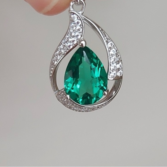 NWOT | Emerald & Sterling Silver Earrings + Necklace Jewellery Set - Picture 5 of 5
